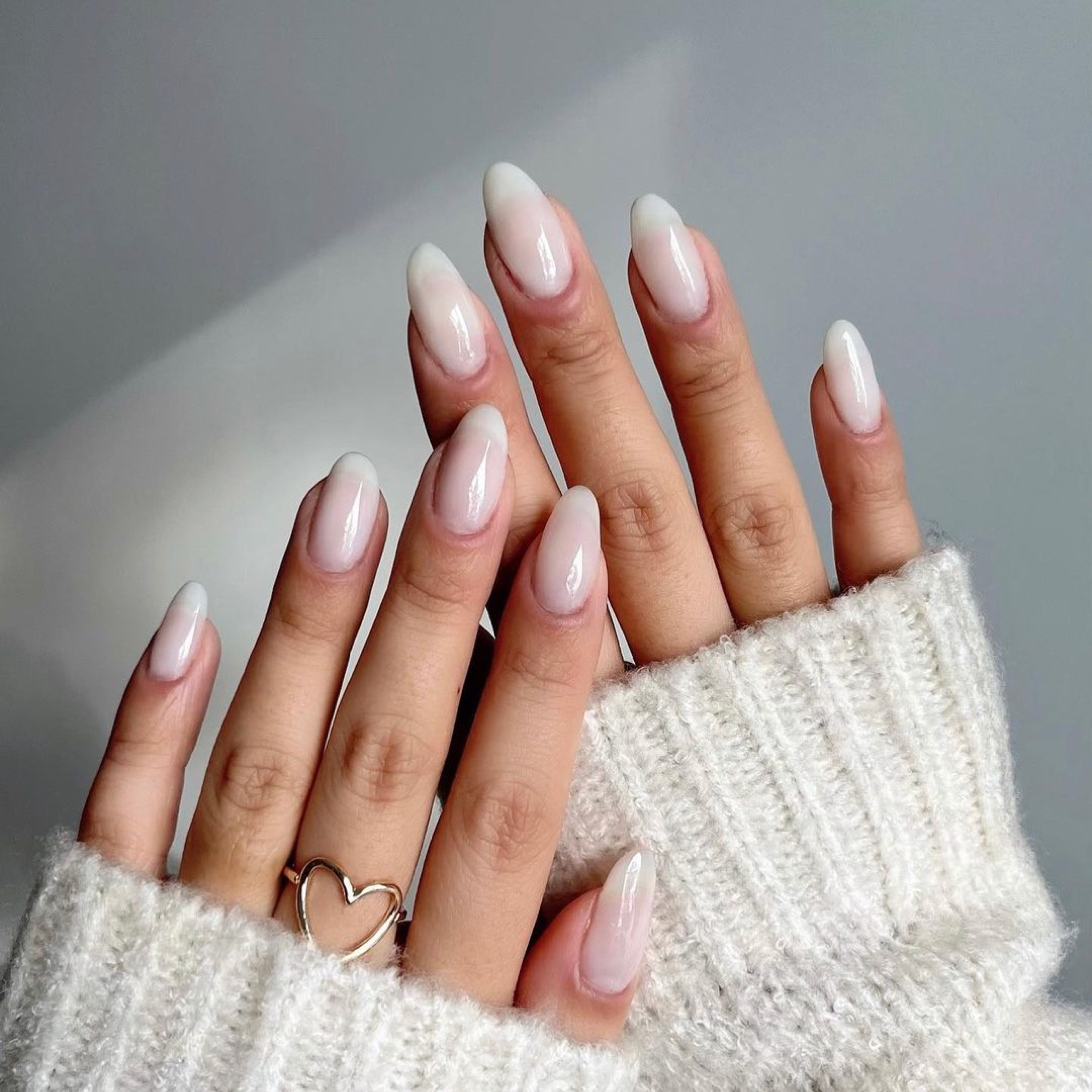 le mini macaron milky nails