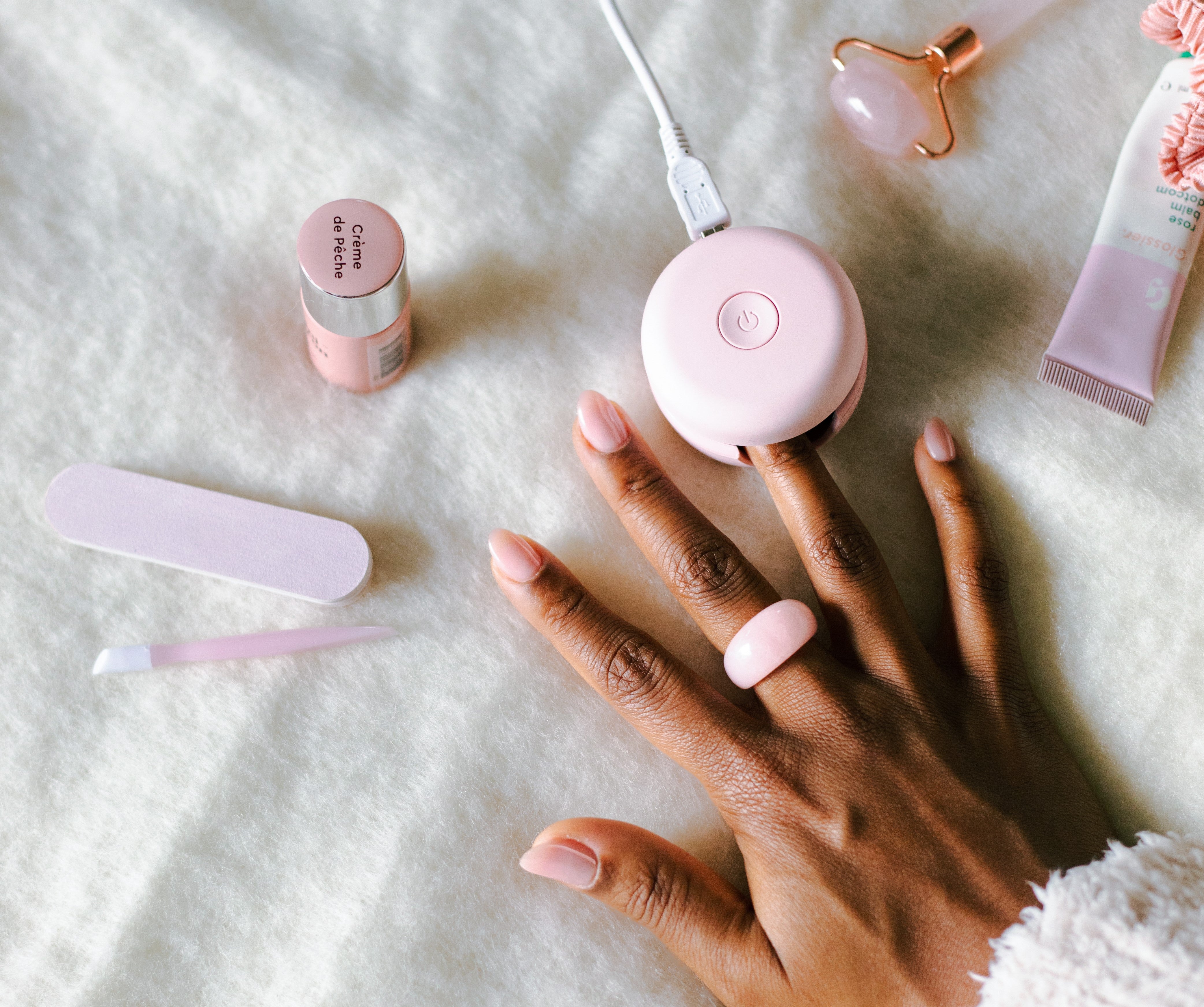 Minimalist nails: less is more for manicure designs